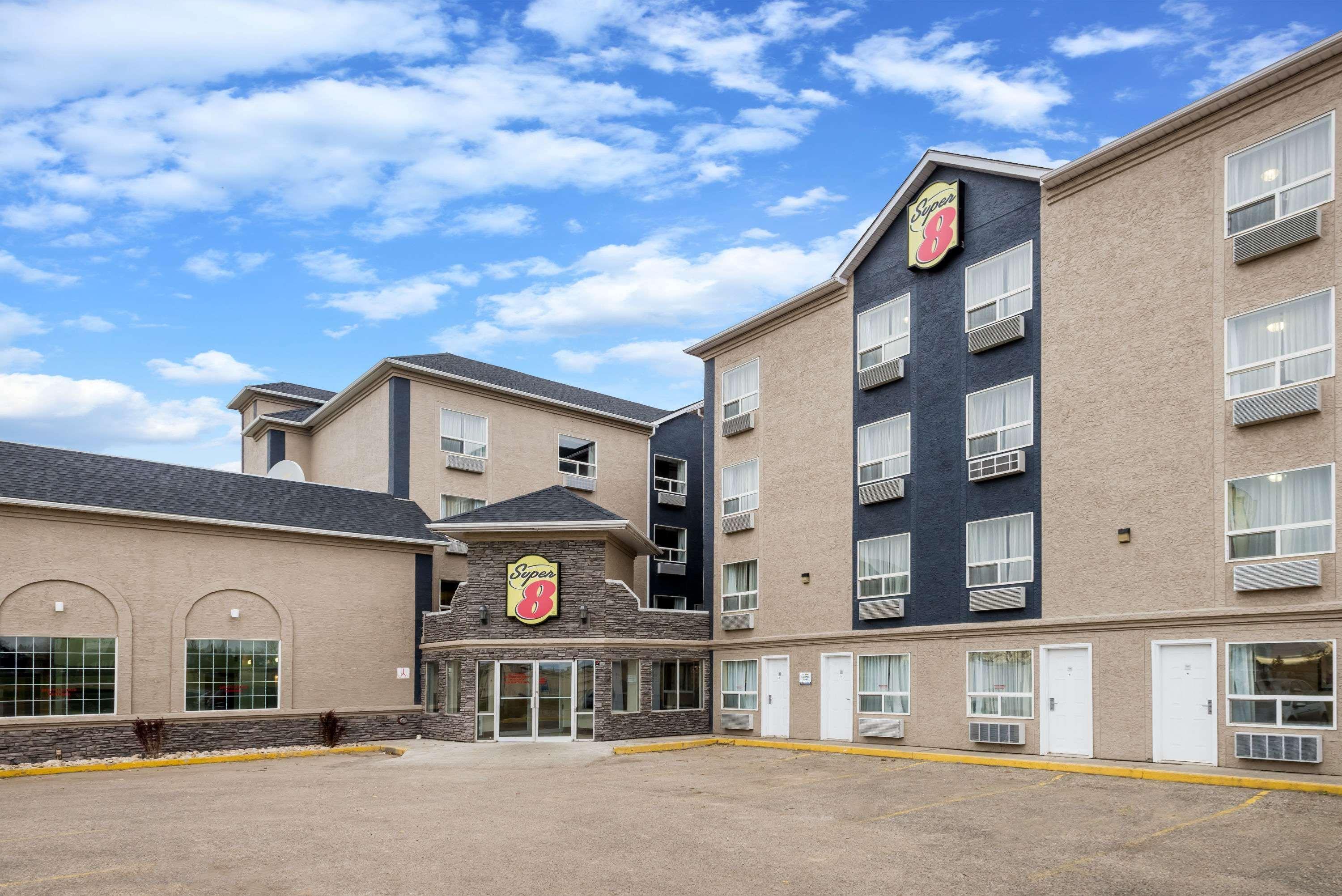 Hotel Super 8 By Wyndham Grande Prairie Zewnętrze zdjęcie