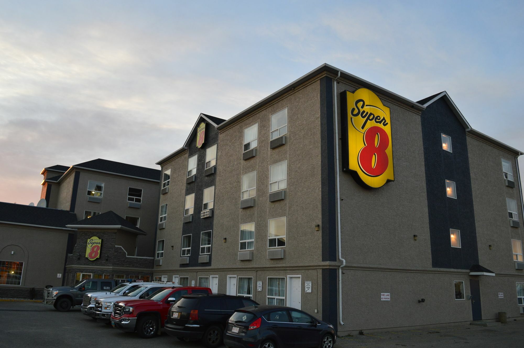 Hotel Super 8 By Wyndham Grande Prairie Zewnętrze zdjęcie